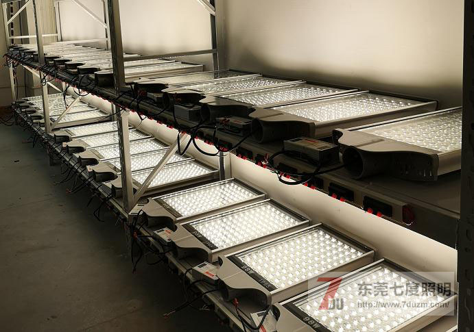东莞花季传媒APP下载安装照明大功率LED路灯老化效果照片