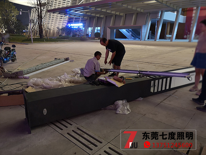 户外广场园林花季视频黄柱安装现场实拍