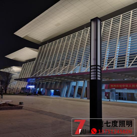 6米现代简约市政广场LED花季视频黄柱安装效果图