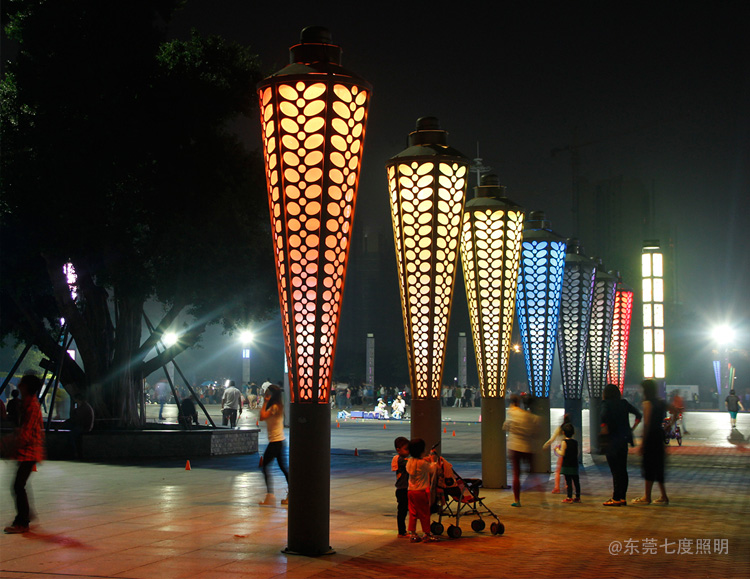 城市公园圆锥形立柱七彩LED花季视频黄夜间亮灯效果