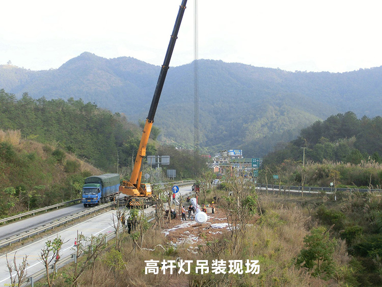 高速公路入口立交30米升降式花季传媒黄版下载吊装立杆现场